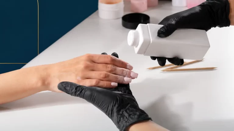 El talco en manicura rusa: ¿se puede usar en todos los tipos de piel?